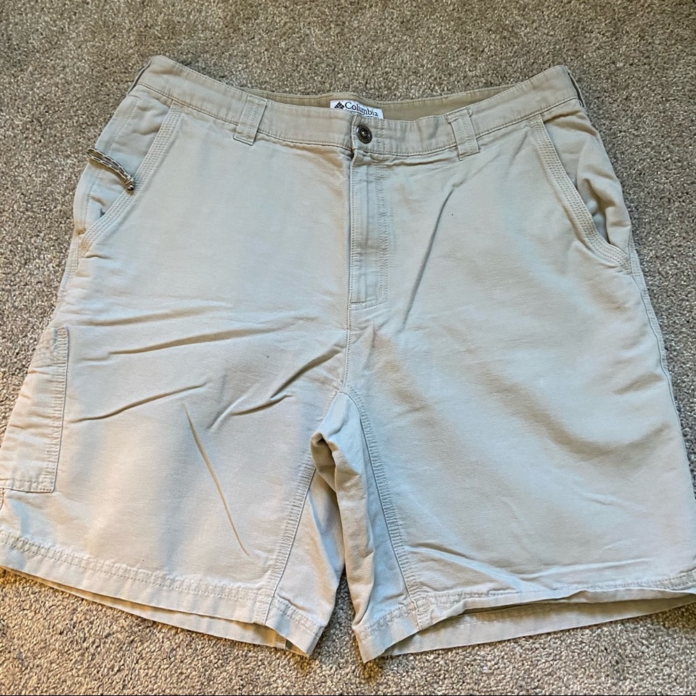 columbia khaki chino shorts - size 36